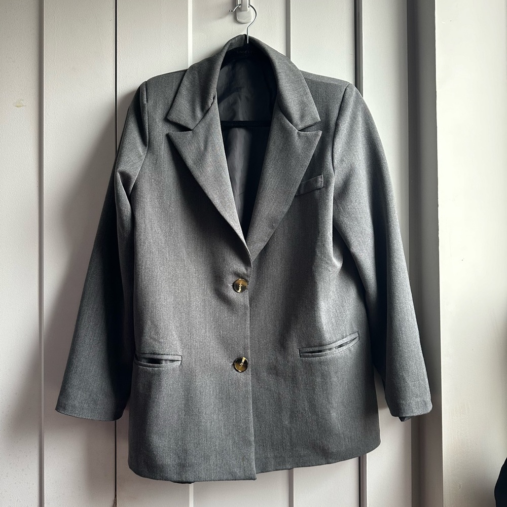 Blazer with pads. Color gray